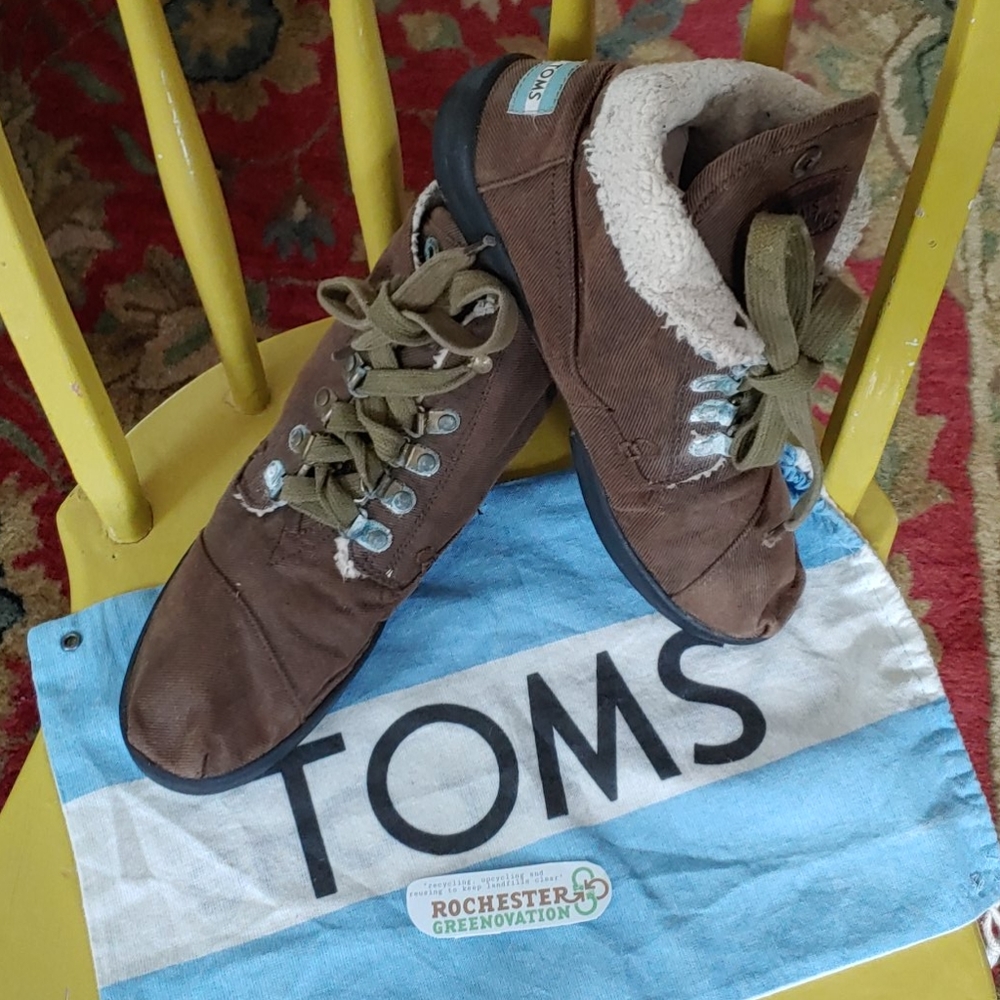 ***SOLD*** TOMS Highland Brown Lined Chukka Boots w/Bag